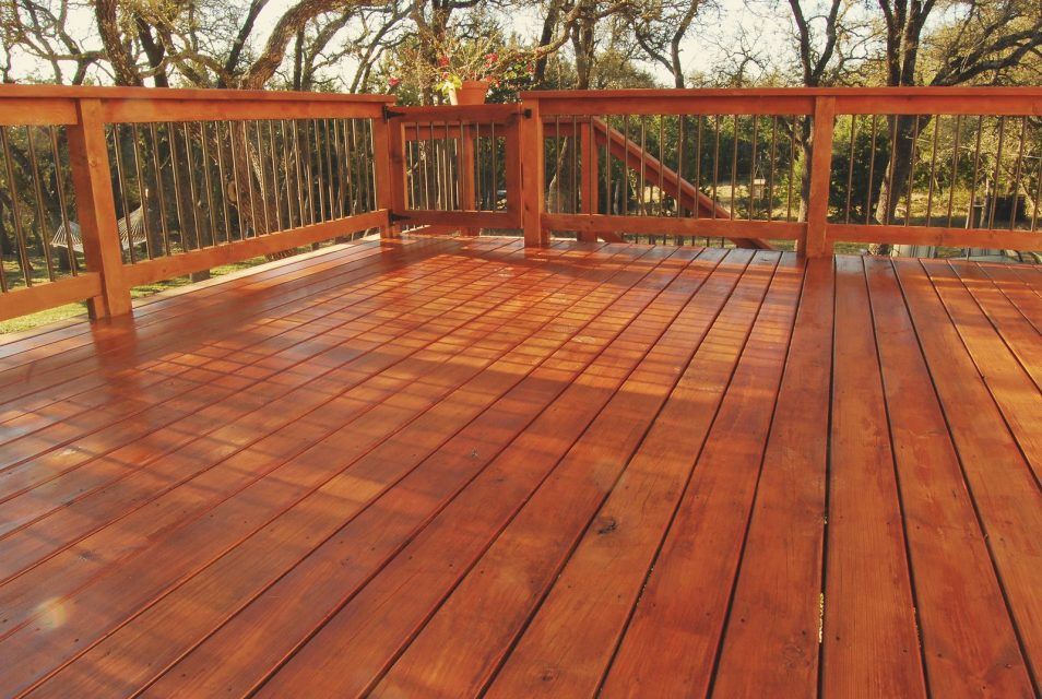 Oakland Deck Builders Offer a Few Useful Tips on Deck Color Selection